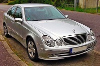 Mercedes_E-Klasse_(W211)_Avantgarde_20090610_front[1]